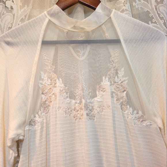 Free People Womens Sz M Sheer White w/ Beautiful Floral Embroidery - Picture 2 of 11